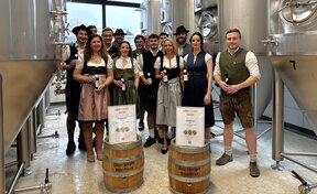 Starnberger Brauhaus Team in Trachtenkleidung, davor stehen Urkunden.