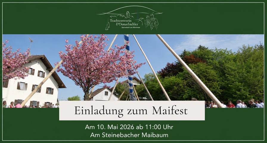 Maibaum mit blau-weißen Streifen wird von Menschen in Trachten vor blühendem Baum und Haus aufgestellt