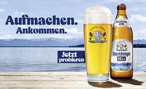 Aufmachen. Ankommen. Jetzt probieren: Starnberger Hell im neuen Design mit Bierglas und Flasche vor See- und Bergkulisse.
