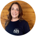 Frau mit braunen, langen Haaren, trägt ein dunkelblaues T-Shirt mit dem Starnberger Brauhaus Logo.